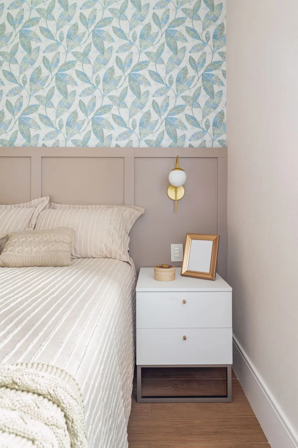 Sala de estar moderna com móveis elegantes e detalhes arquitetônicos - Fotografia de arquitetura por Pâmela Wille