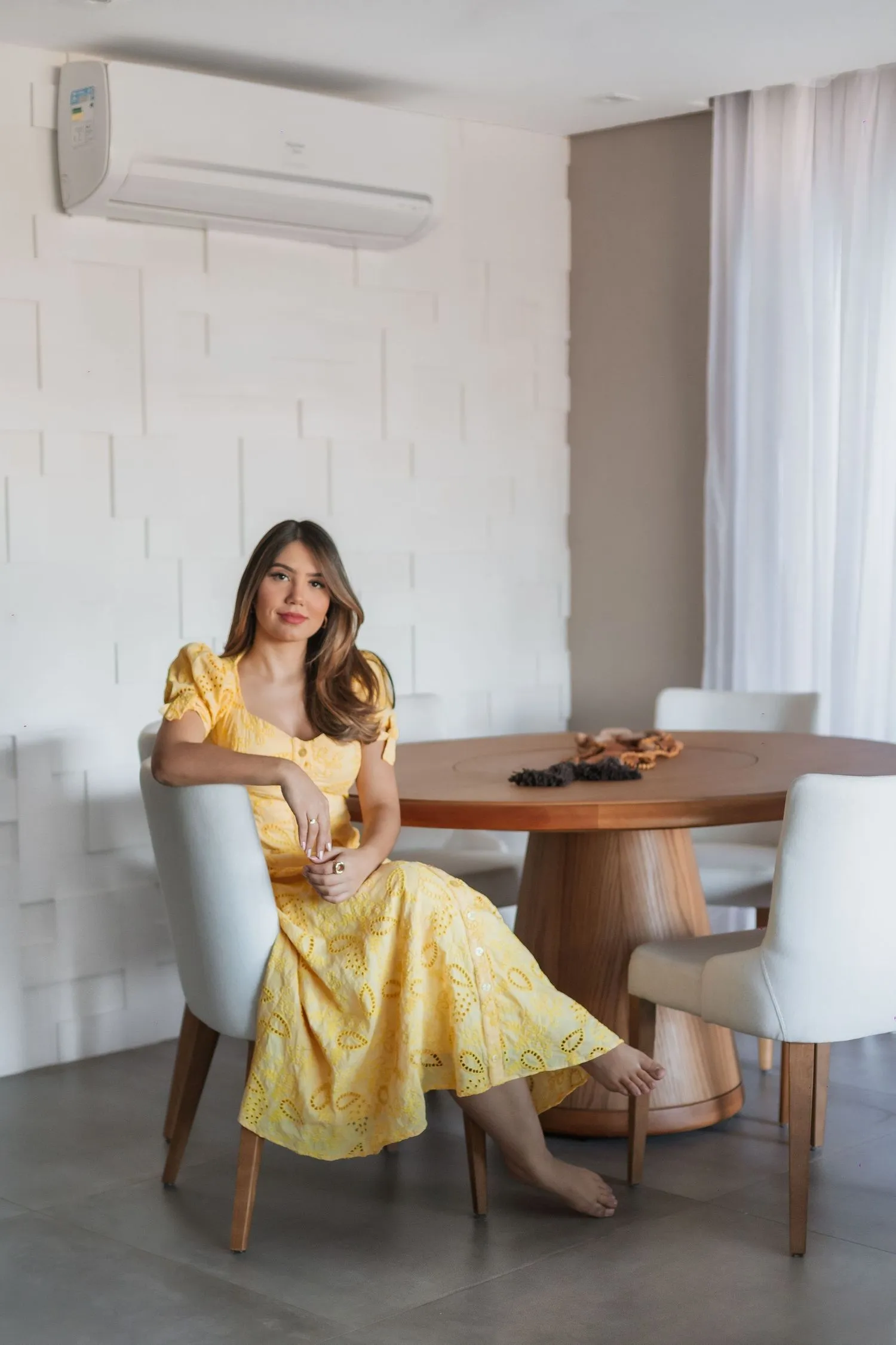 Ambiente residencial com texturas e elementos decorativos sofisticados - Fotografia de arquitetura por Pâmela Wille