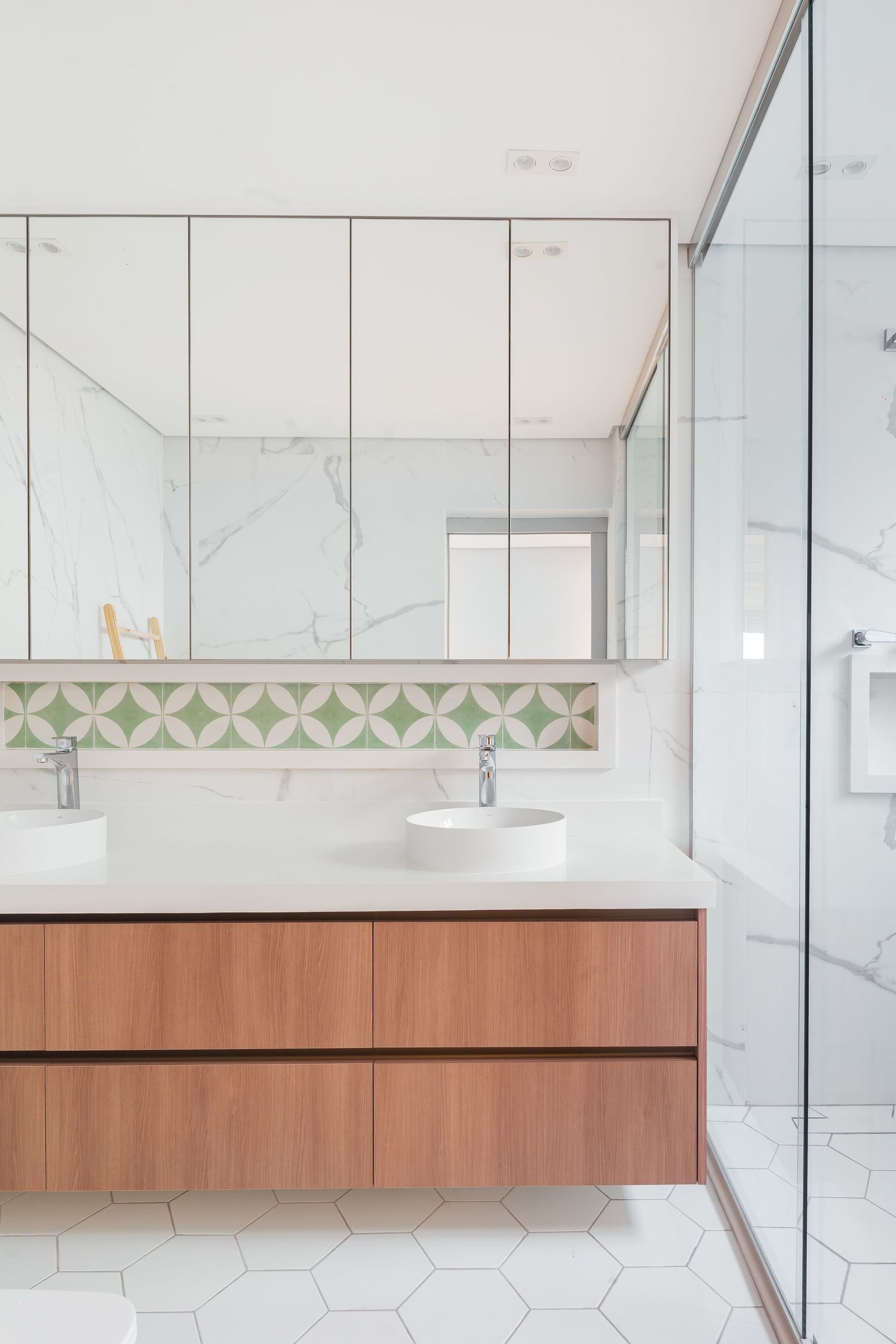 Ambiente residencial com decoração sofisticada e elementos arquitetônicos marcantes - Fotografia de arquitetura por Pâmela Wille