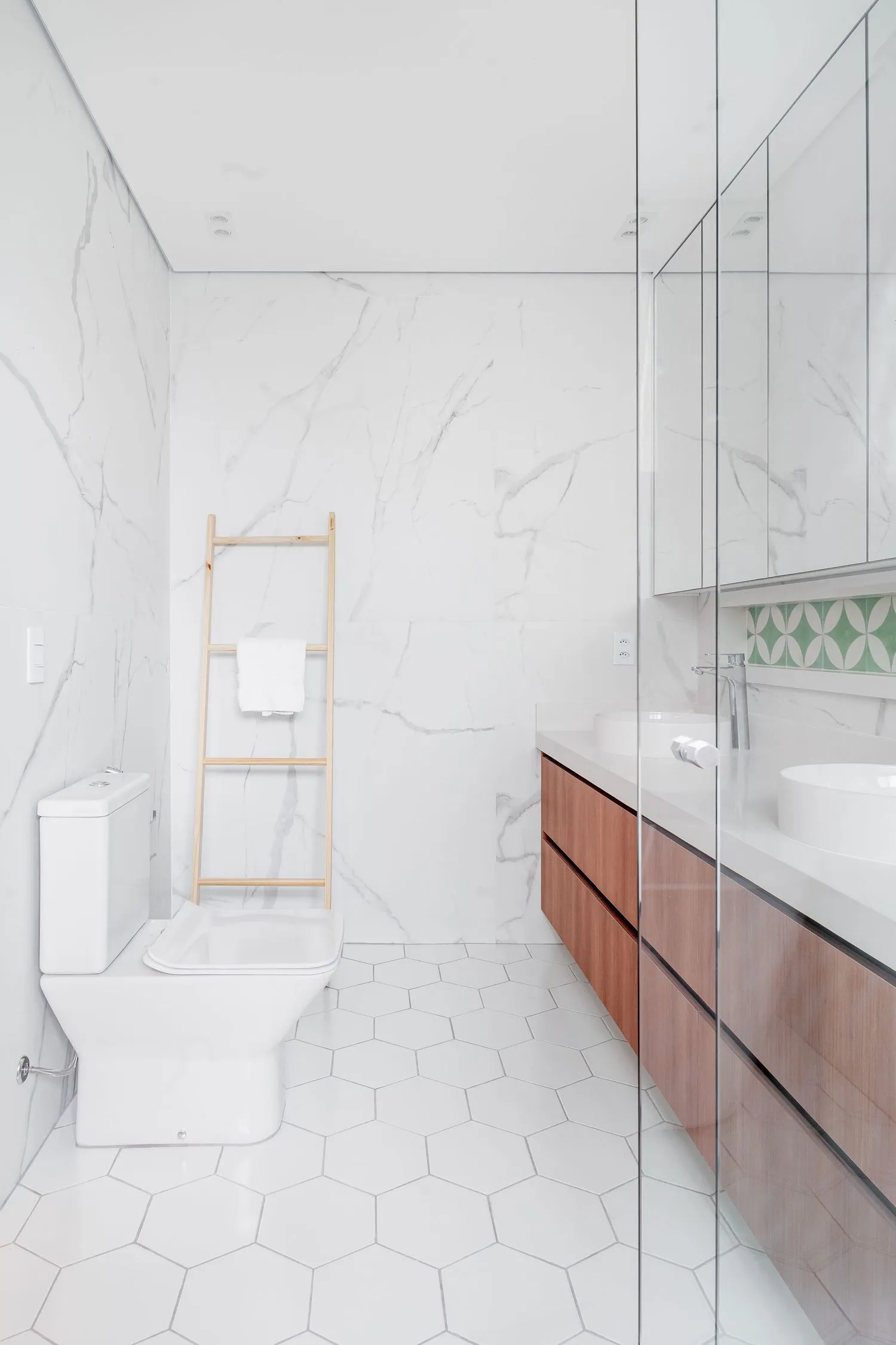 Detalhe arquitetônico de ambiente interno com acabamentos refinados - Fotografia de arquitetura por Pâmela Wille