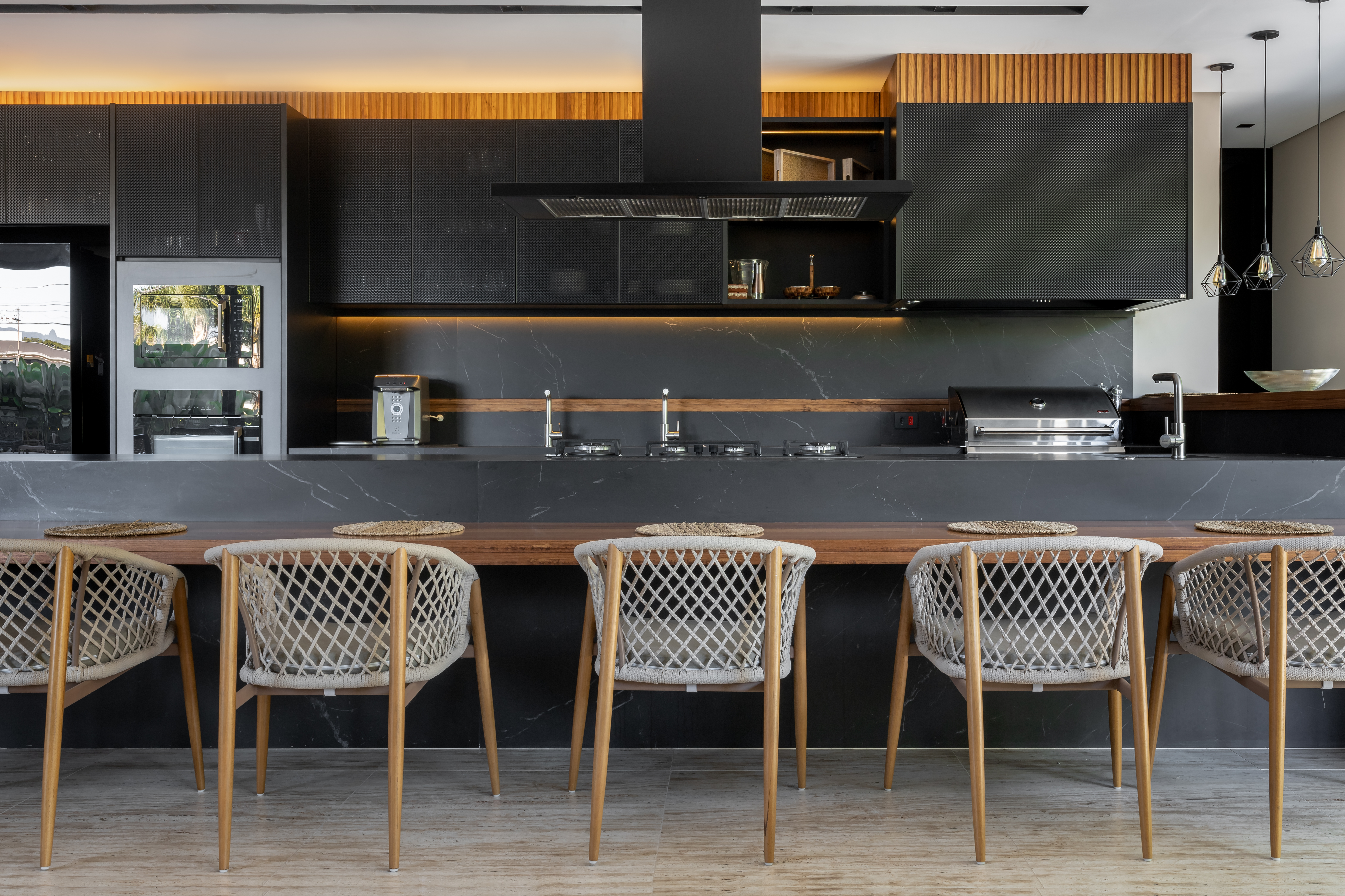 Interior moderno com grande integração de espaços e luz natural - Fotografia de arquitetura por Pâmela Wille