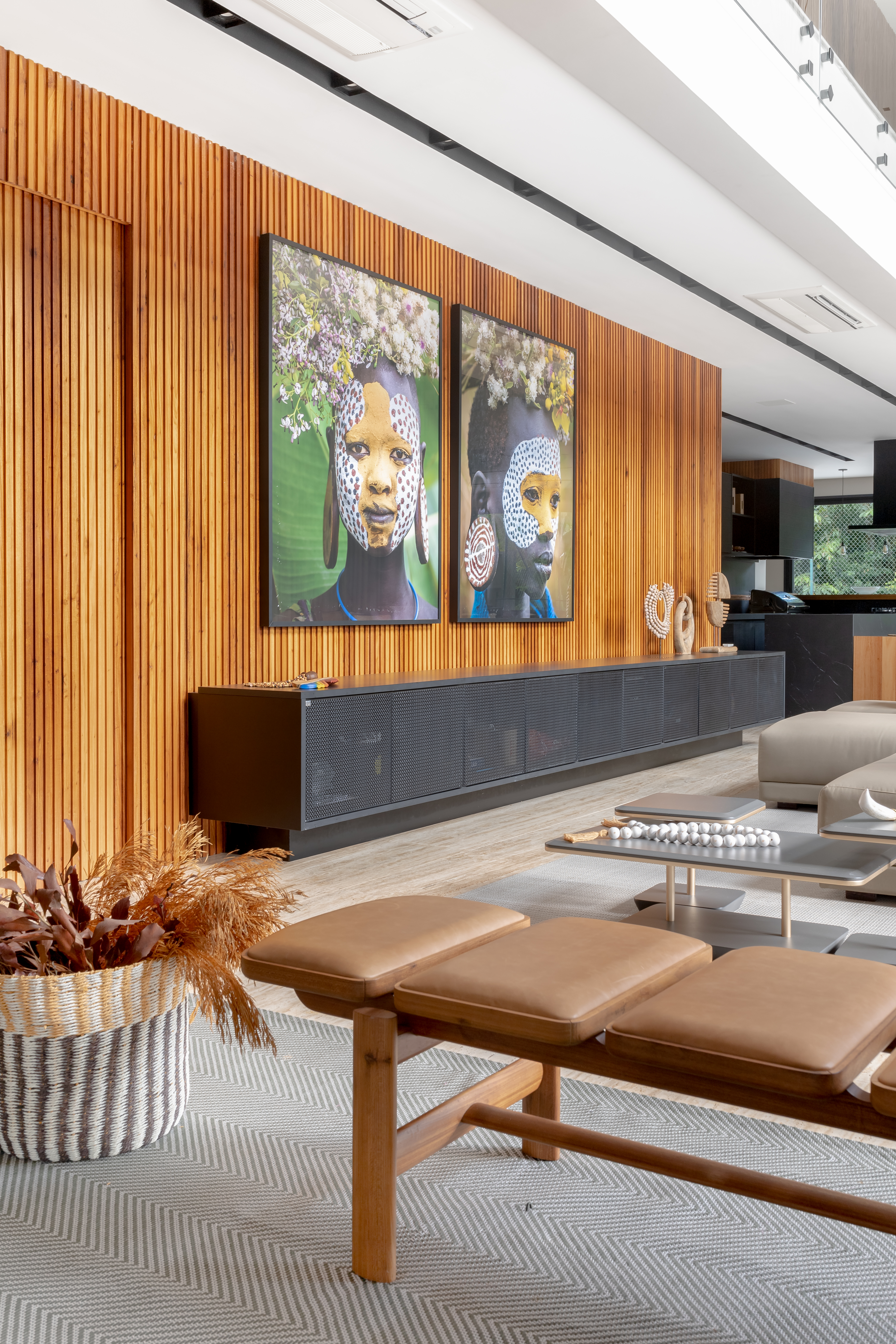 Sala de estar com design minimalista e acabamentos premium - Fotografia de arquitetura por Pâmela Wille