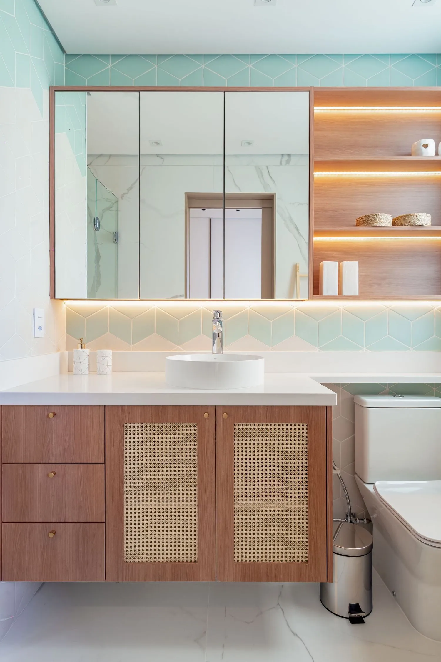 Espaço residencial com integração de ambientes e luz natural - Fotografia de arquitetura por Pâmela Wille