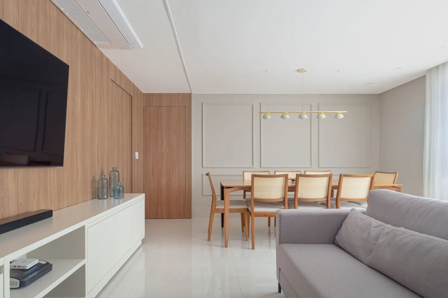 Ambiente interno com decoração sofisticada e elementos arquitetônicos marcantes - Fotografia de arquitetura por Pâmela Wille