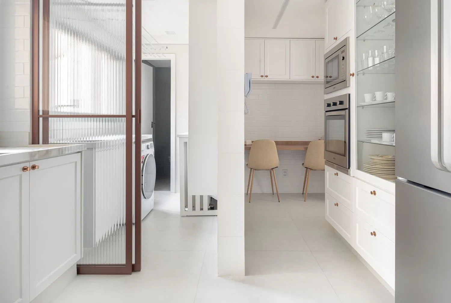 Sala de jantar elegante com mobiliário exclusivo e iluminação ambiente - Fotografia de arquitetura por Pâmela Wille