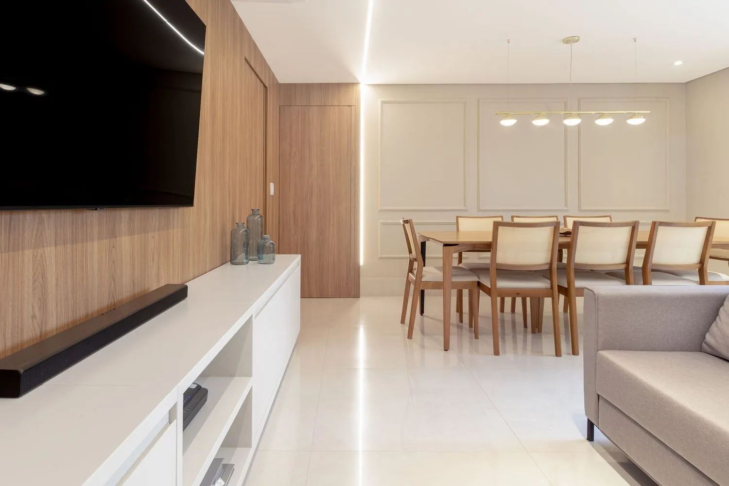 Interior moderno com plantas e elementos naturais integrados ao design - Fotografia de arquitetura por Pâmela Wille