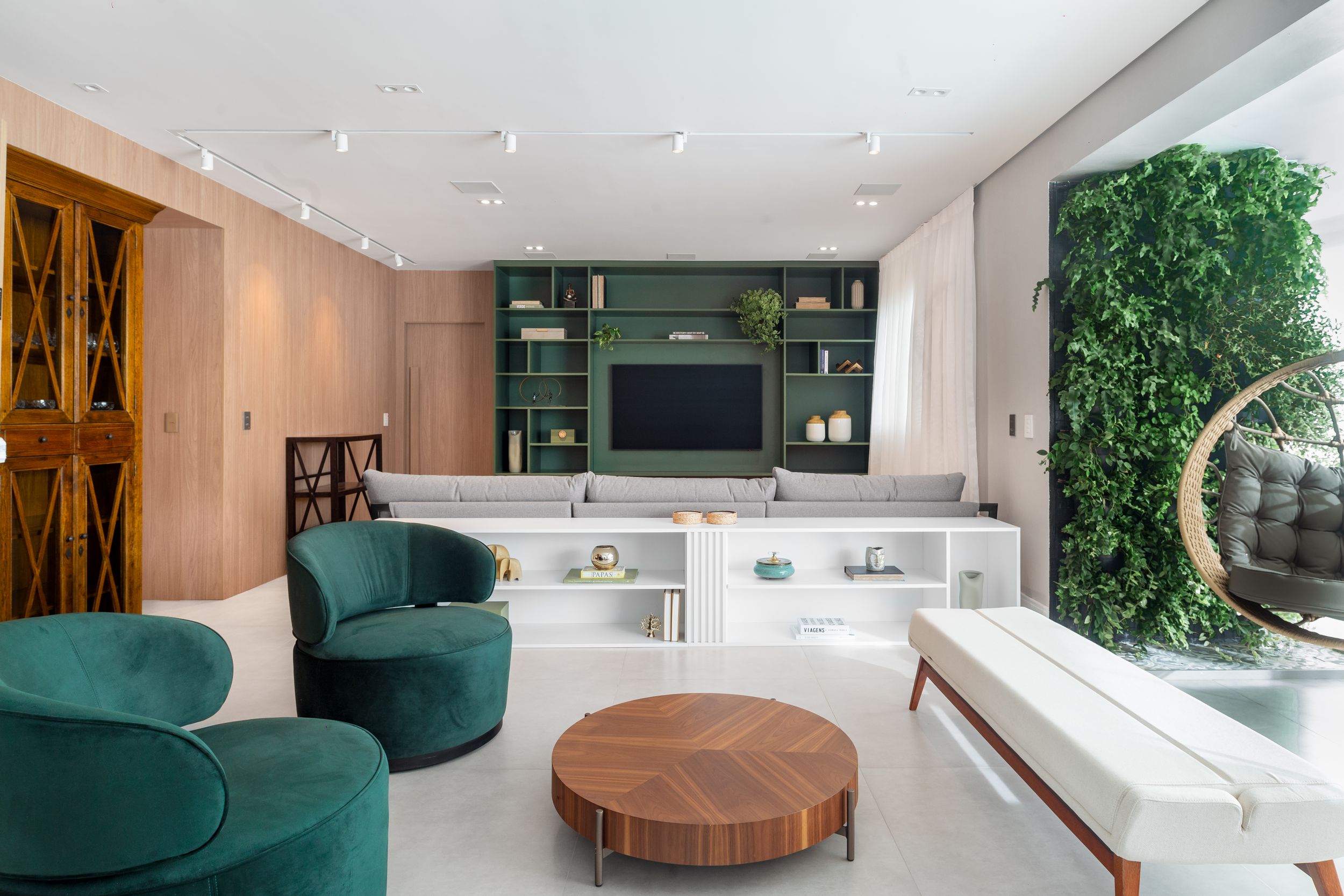 Espaço interno amplo com pé-direito alto e grandes aberturas - Fotografia de arquitetura por Pâmela Wille