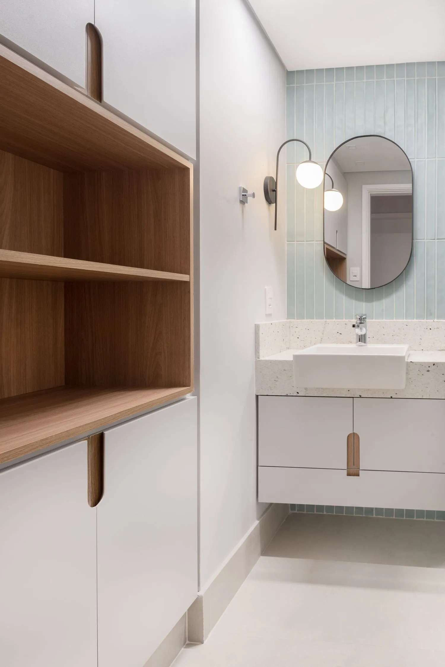 Cozinha integrada com ilha central e acabamentos de alta qualidade - Fotografia de arquitetura por Pâmela Wille