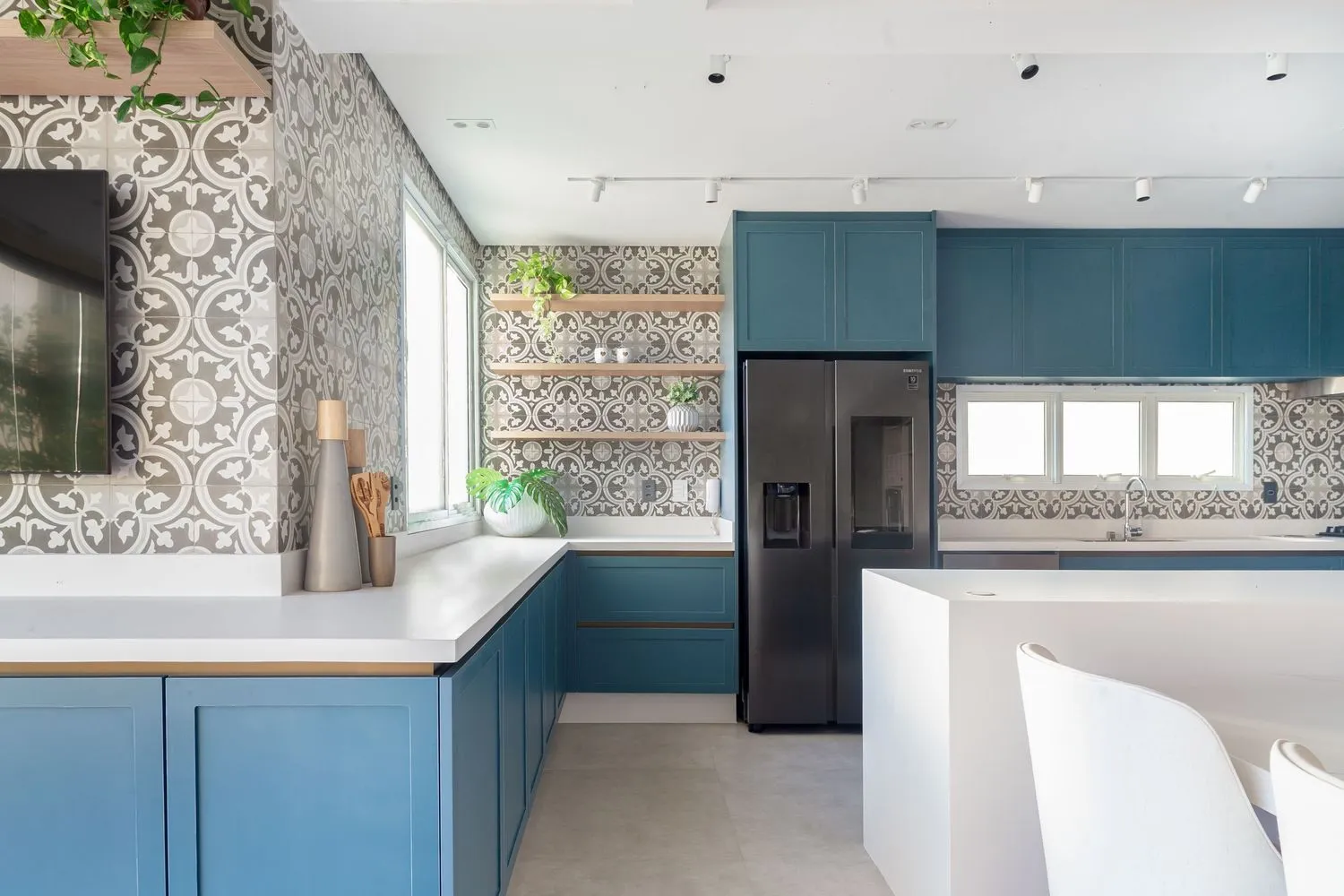 Quarto com design clean e elementos decorativos minimalistas - Fotografia de arquitetura por Pâmela Wille