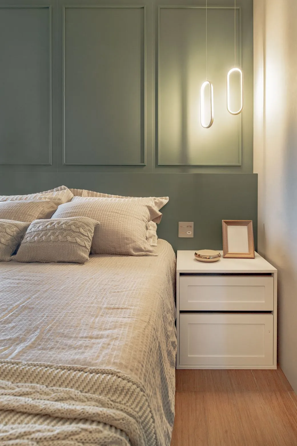 Espaço social amplo com pé-direito alto e grandes aberturas - Fotografia de arquitetura por Pâmela Wille