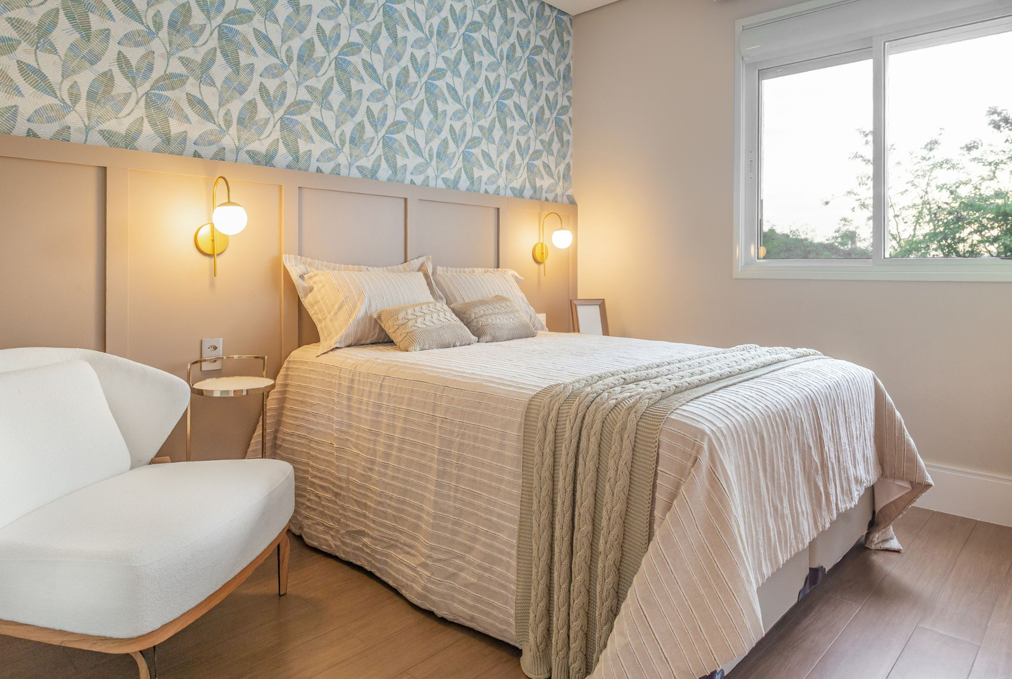 Ambiente elegante com detalhes arquitetônicos e decoração refinada - Fotografia de arquitetura por Pâmela Wille