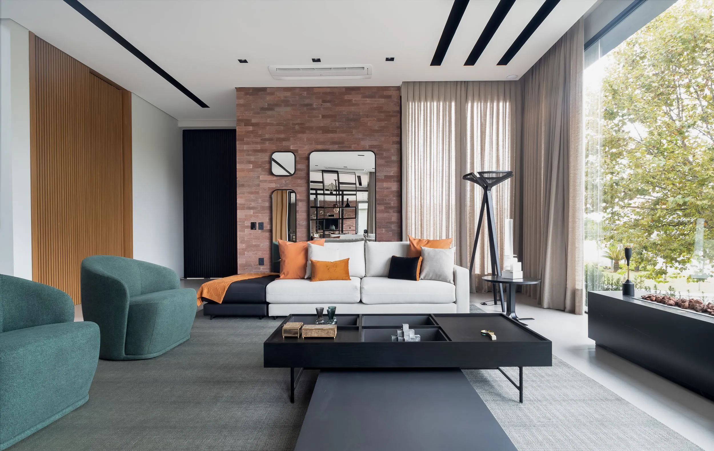 Vista ampla de ambiente interno com mobiliário exclusivo e decoração - Fotografia de arquitetura por Pâmela Wille