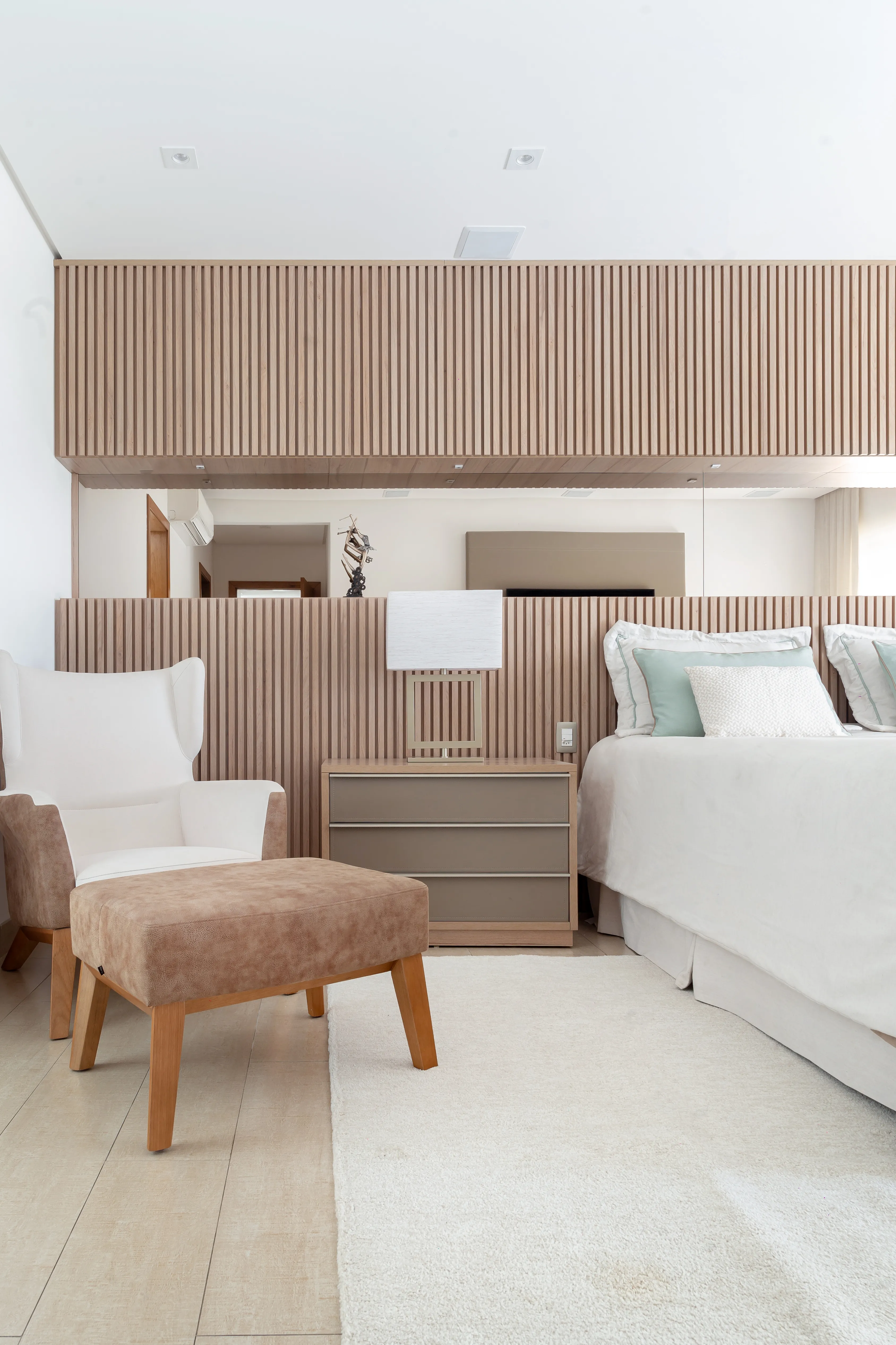 Sala de estar com iluminação natural e mobiliário contemporâneo - Fotografia de arquitetura por Pâmela Wille