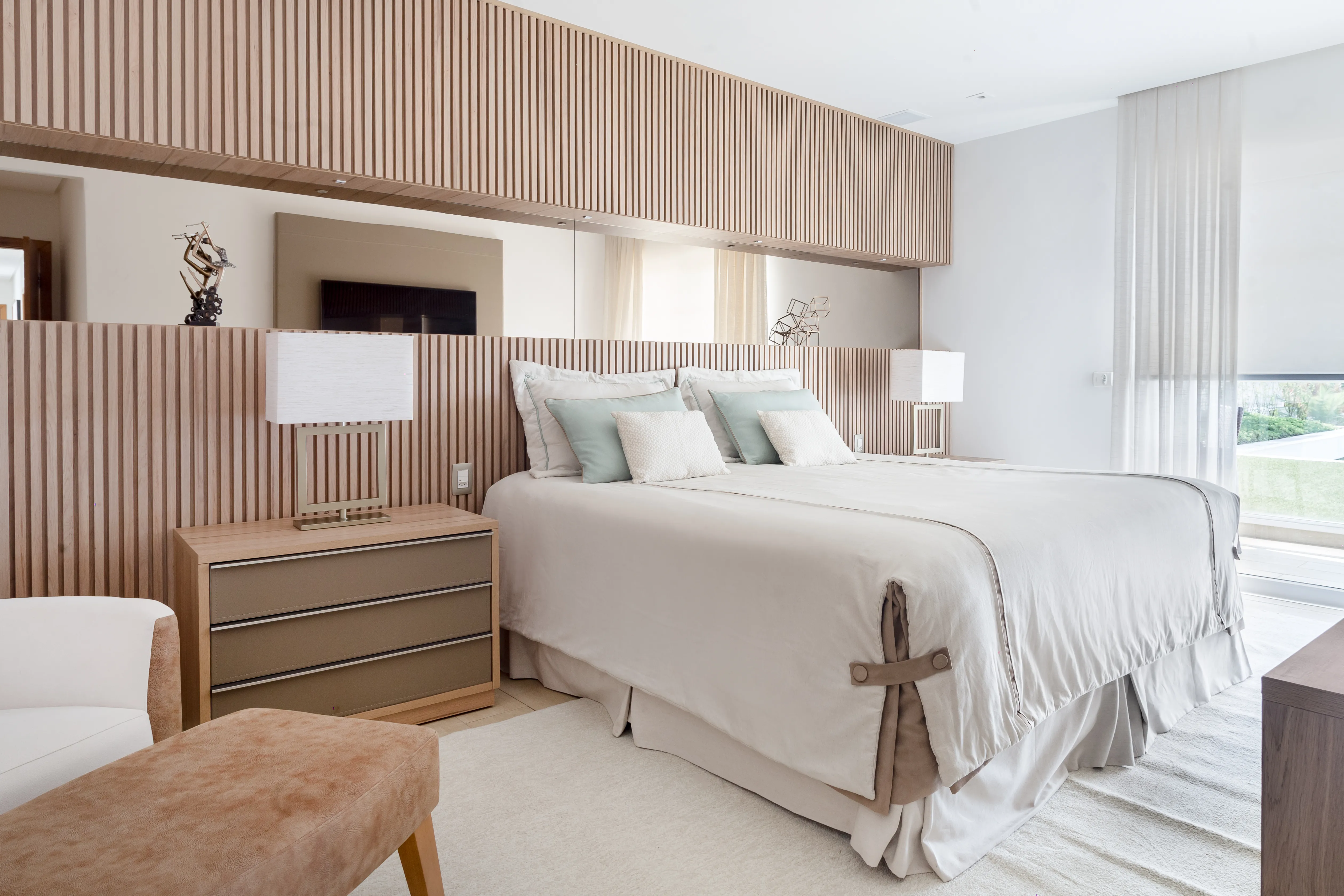 Espaço interno com design integrado e elementos arquitetônicos marcantes - Fotografia de arquitetura por Pâmela Wille