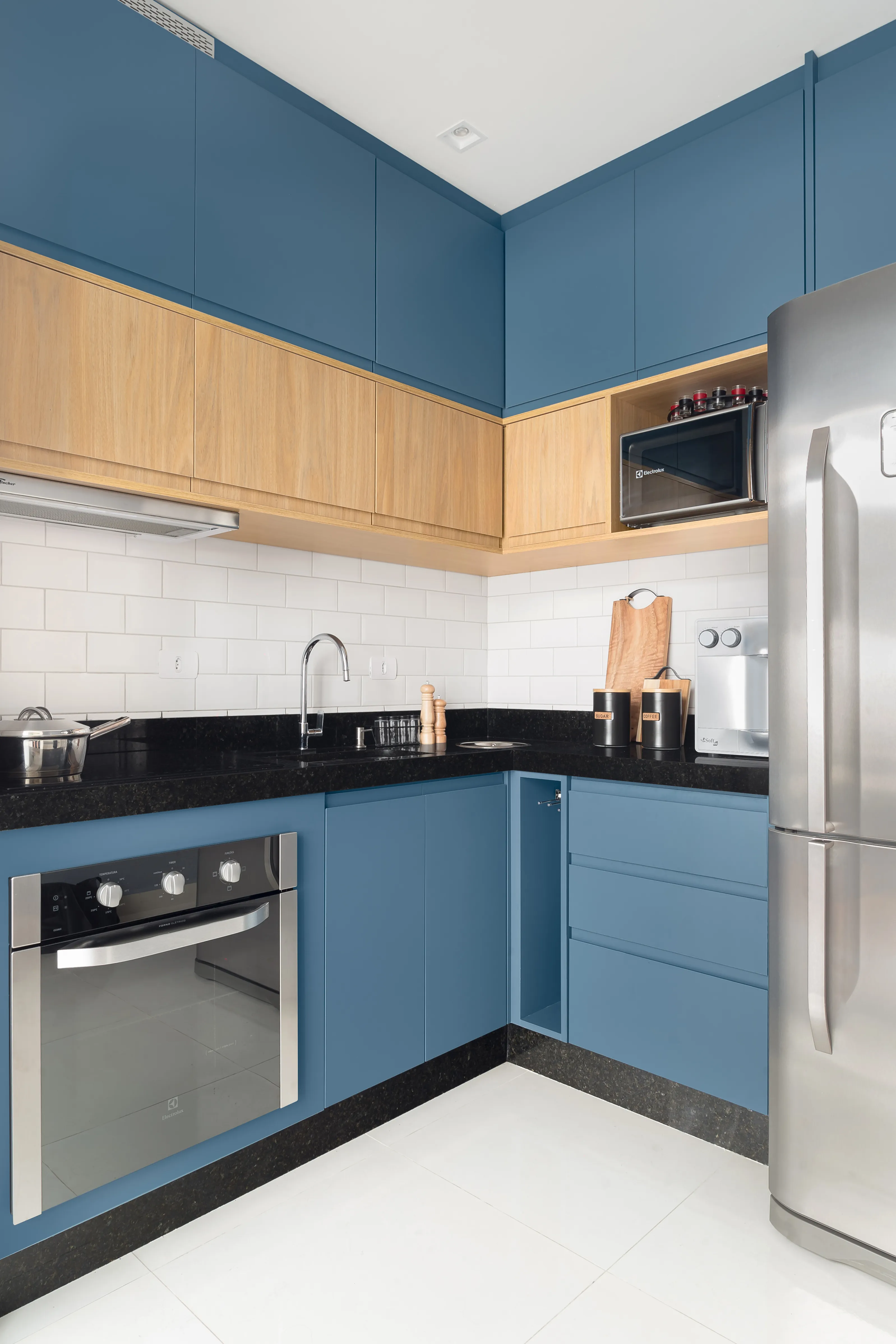 Ambiente com pé-direito alto e grandes janelas com vista para área externa - Fotografia de arquitetura por Pâmela Wille