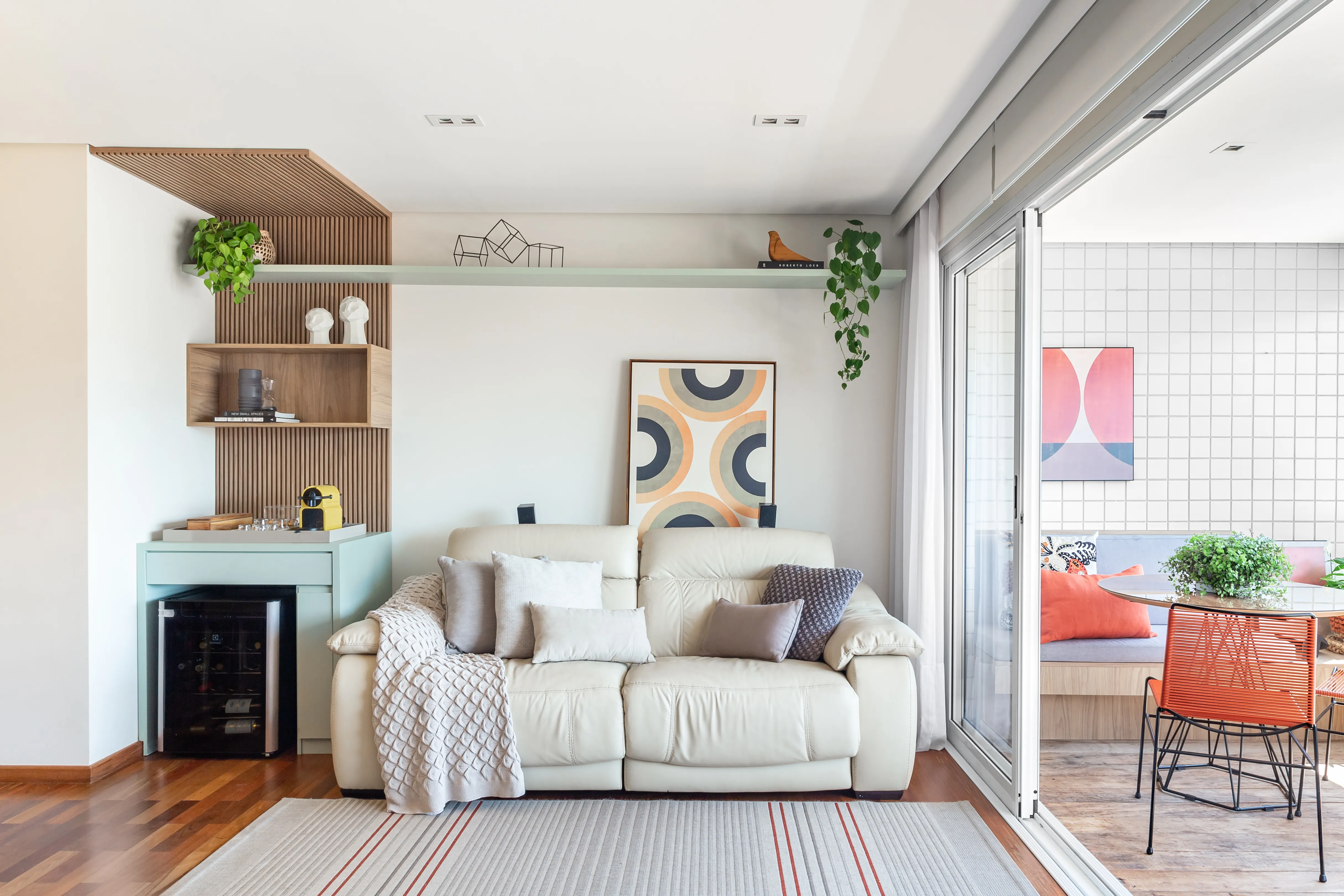 Espaço interno com design clean e elementos decorativos cuidadosamente selecionados - Fotografia de arquitetura por Pâmela Wille