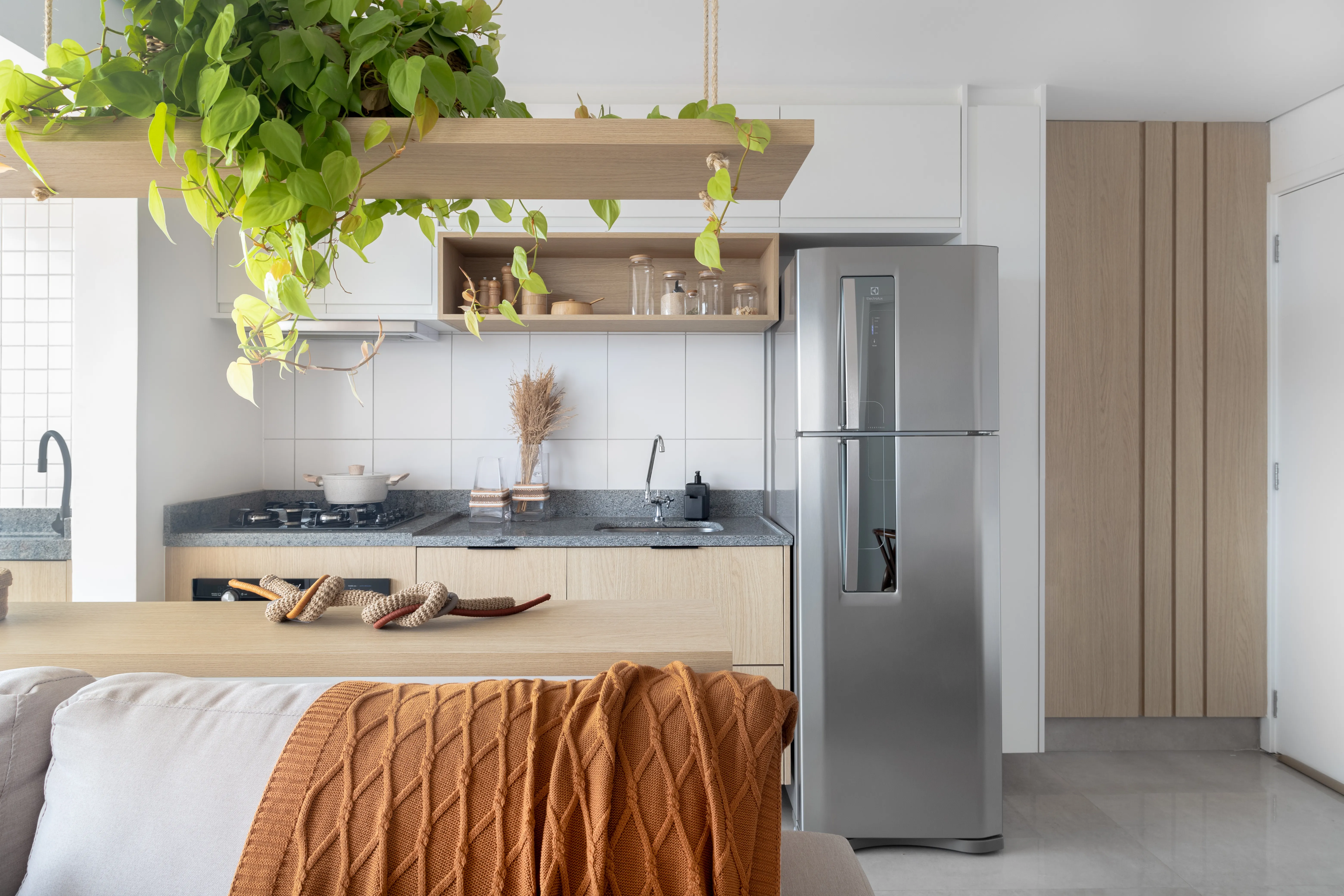 Interior moderno com integração de espaços e iluminação ambiente - Fotografia de arquitetura por Pâmela Wille