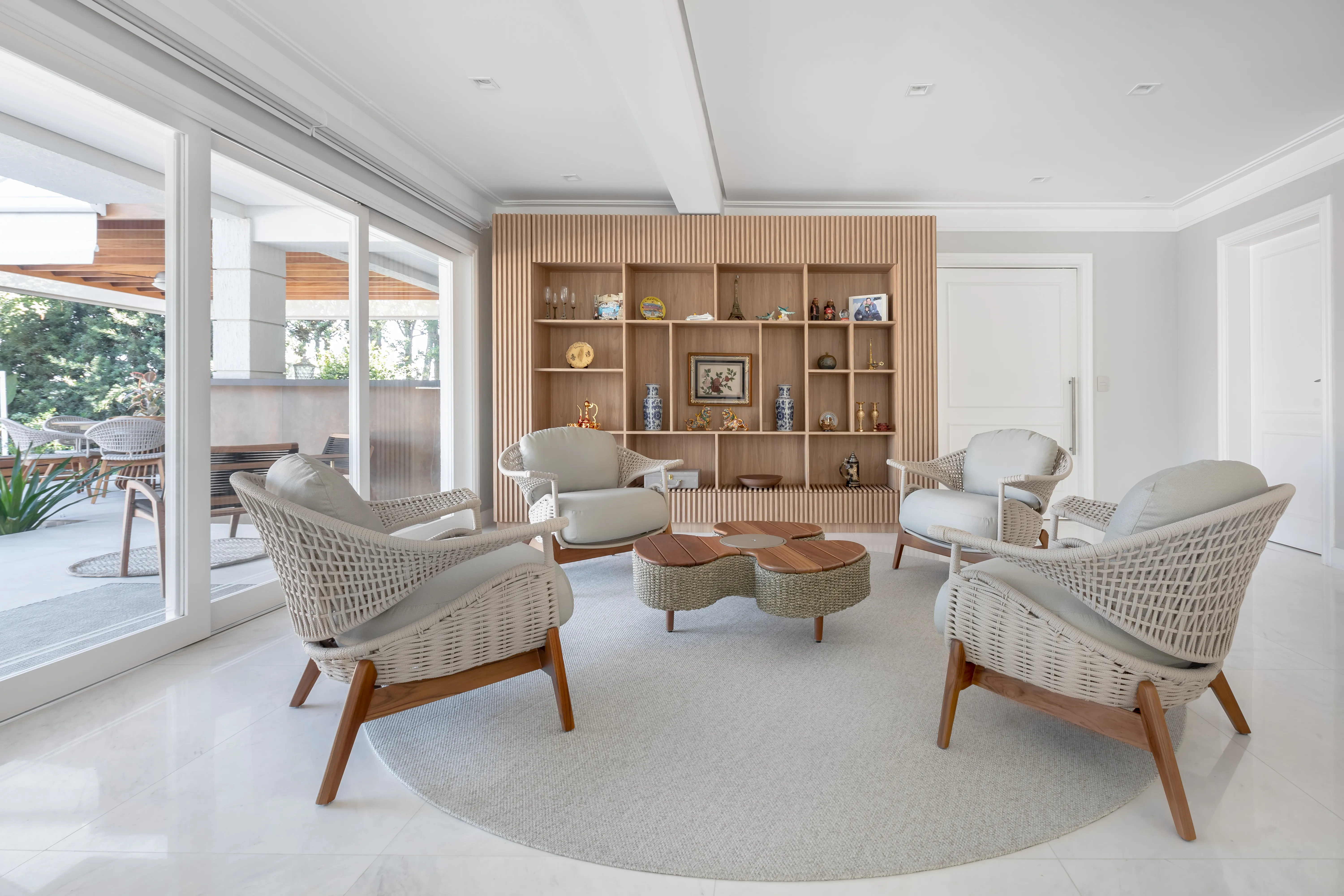 Sala com mobiliário exclusivo e elementos de design sofisticados - Fotografia de arquitetura por Pâmela Wille