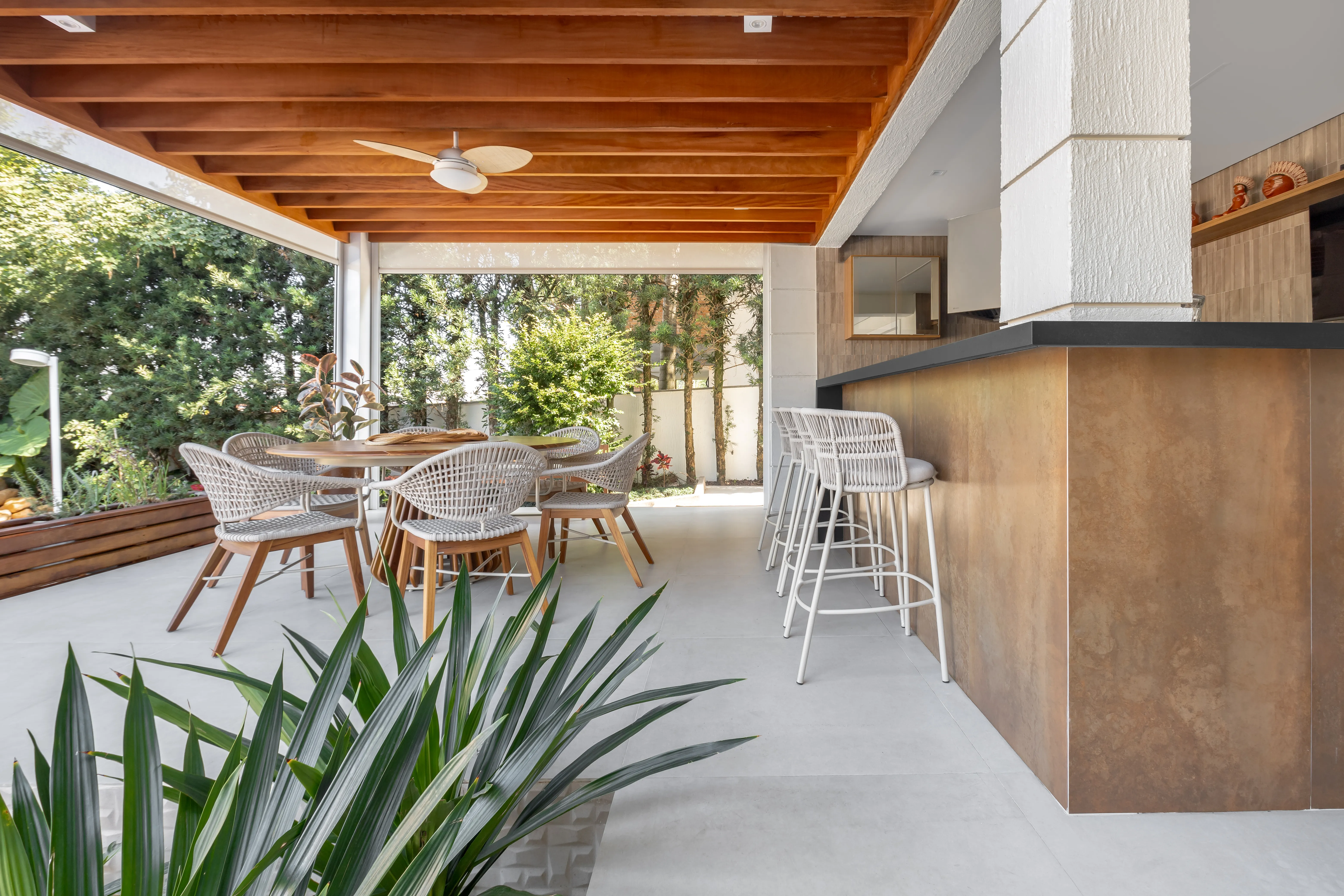 Interior residencial com plantas e elementos naturais harmonizados ao espaço - Fotografia de arquitetura por Pâmela Wille