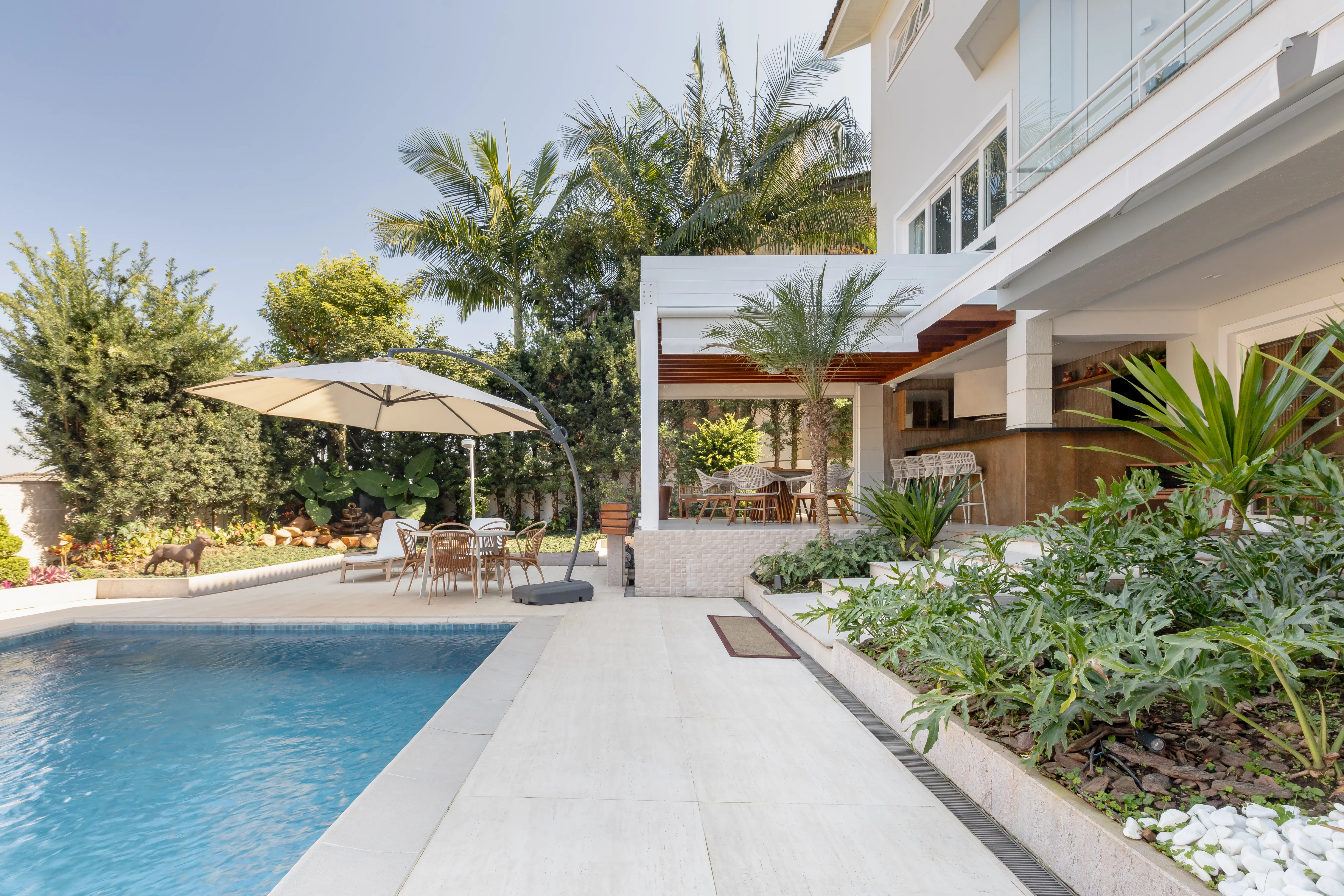 Ambiente amplo com design contemporâneo e iluminação estratégica - Fotografia de arquitetura por Pâmela Wille