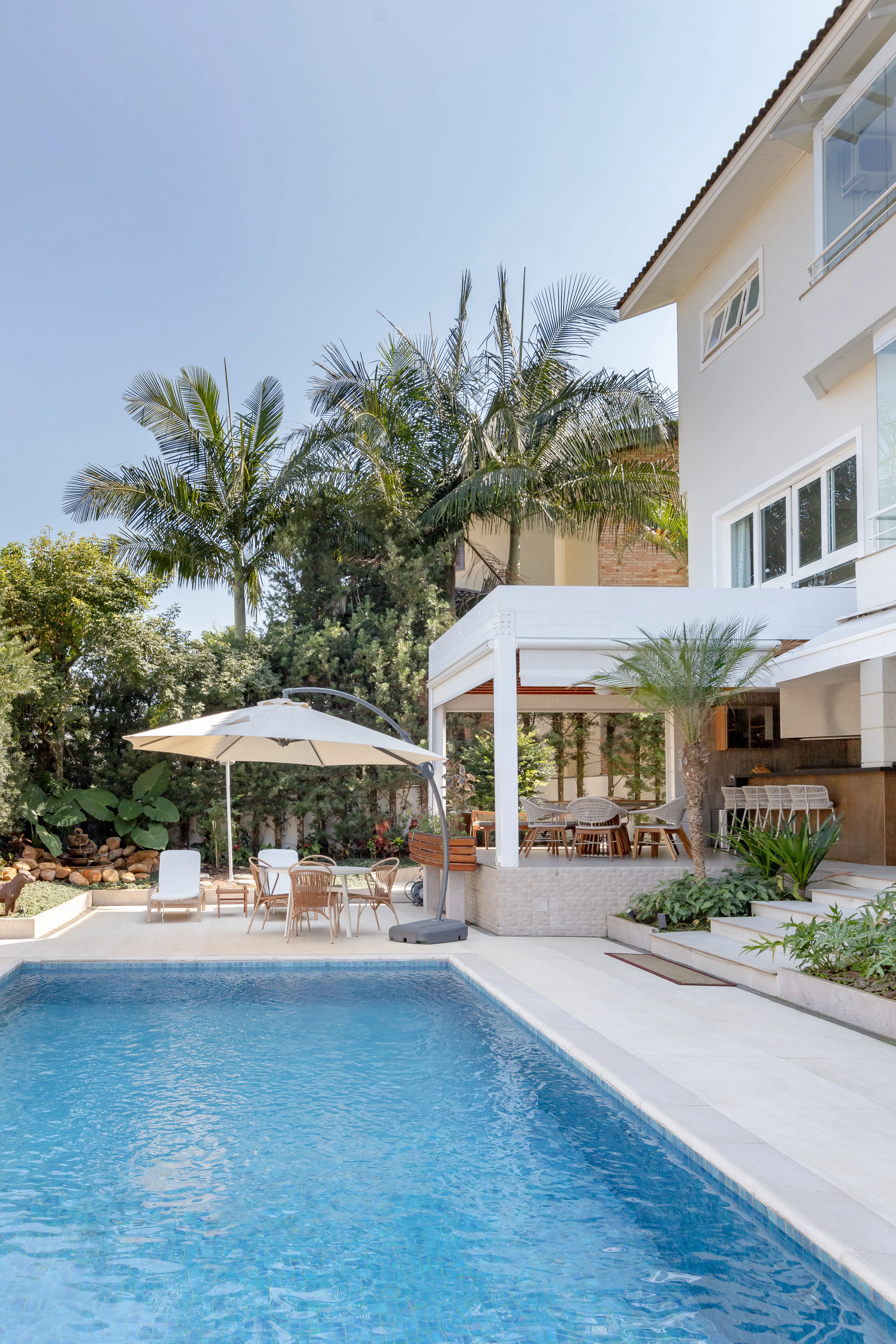Espaço interno com texturas contrastantes e paleta de cores equilibrada - Fotografia de arquitetura por Pâmela Wille