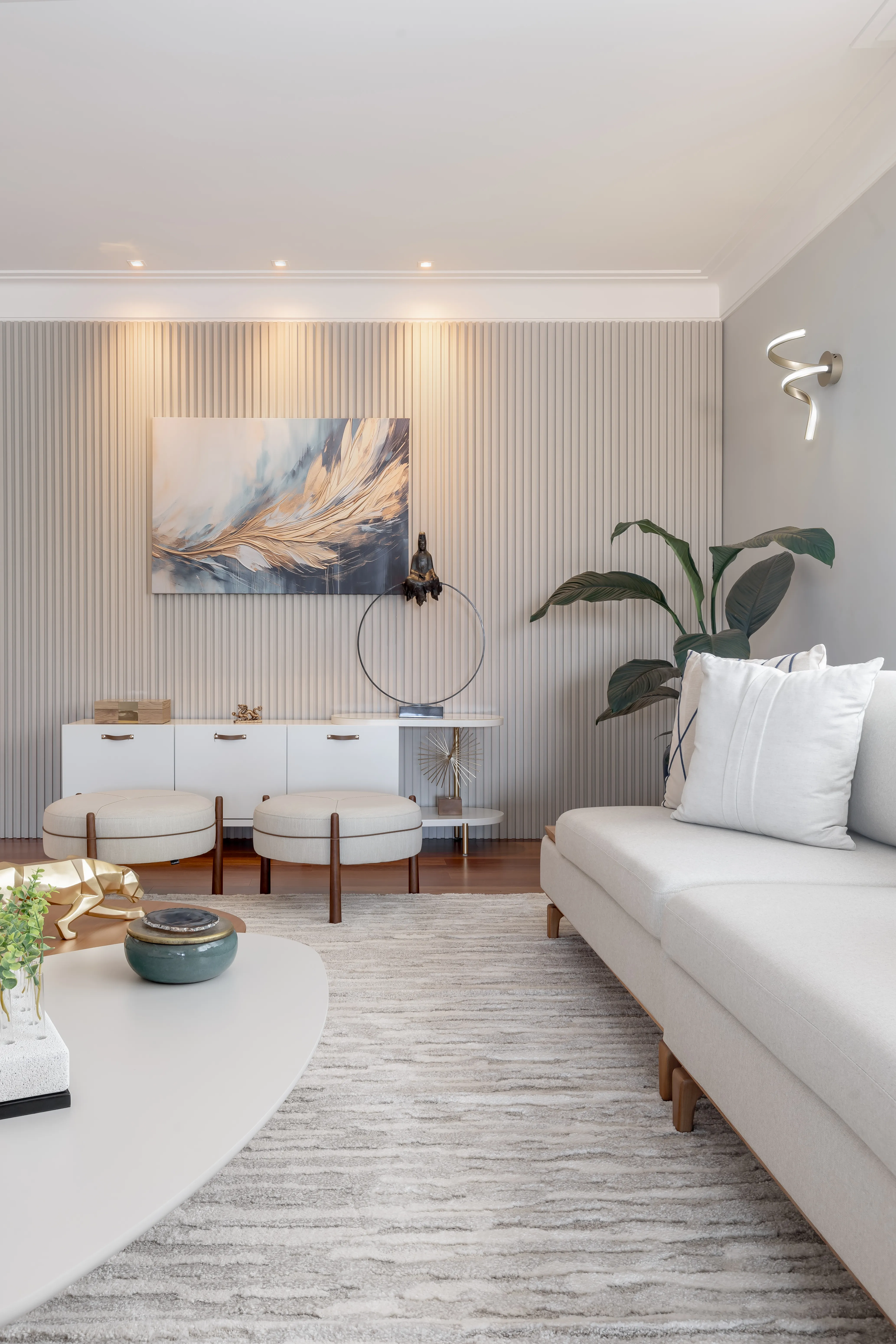 Interior elegante com detalhes arquitetônicos e decoração refinada - Fotografia de arquitetura por Pâmela Wille