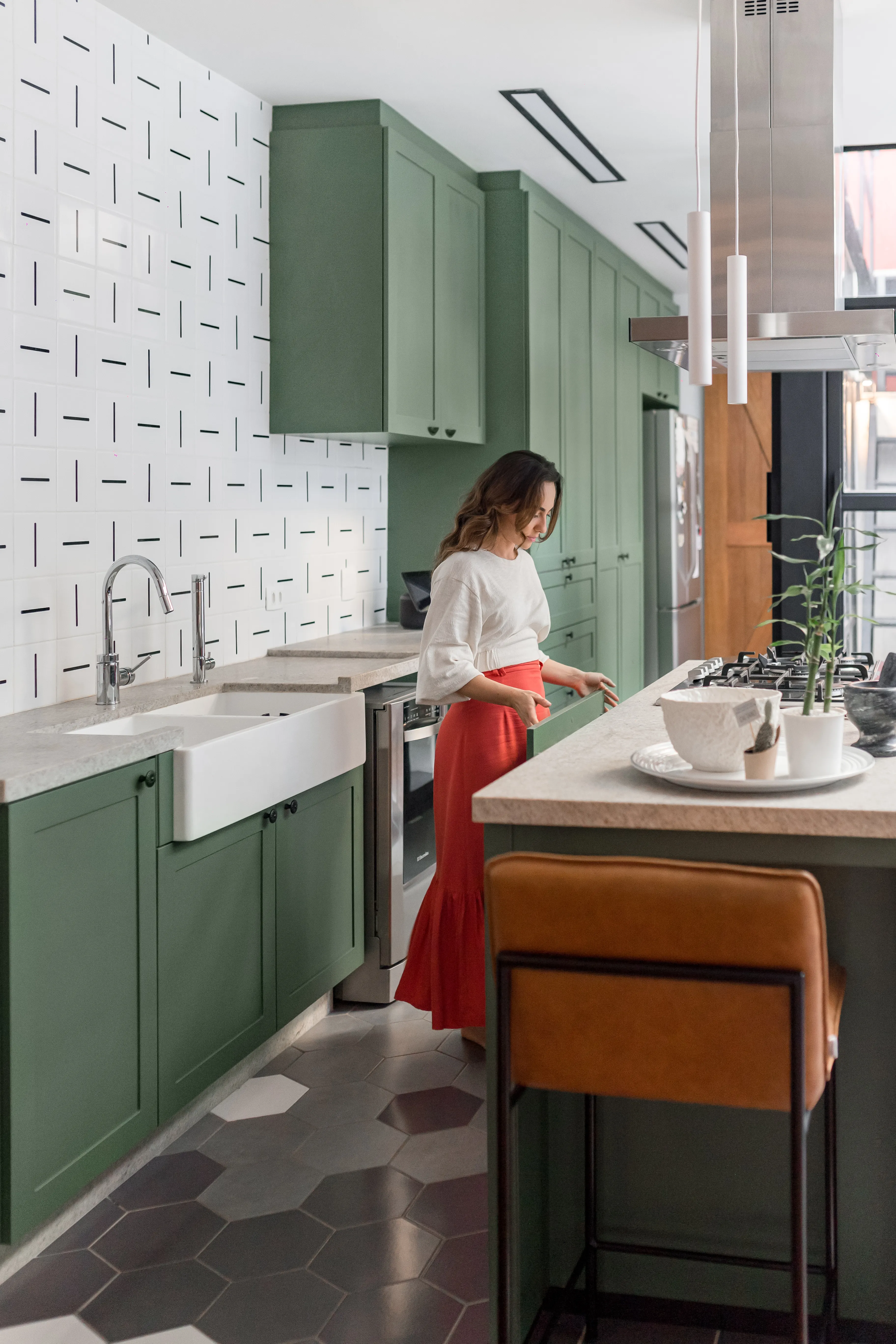 Espaço social com grande integração entre ambientes e luz natural abundante - Fotografia de arquitetura por Pâmela Wille