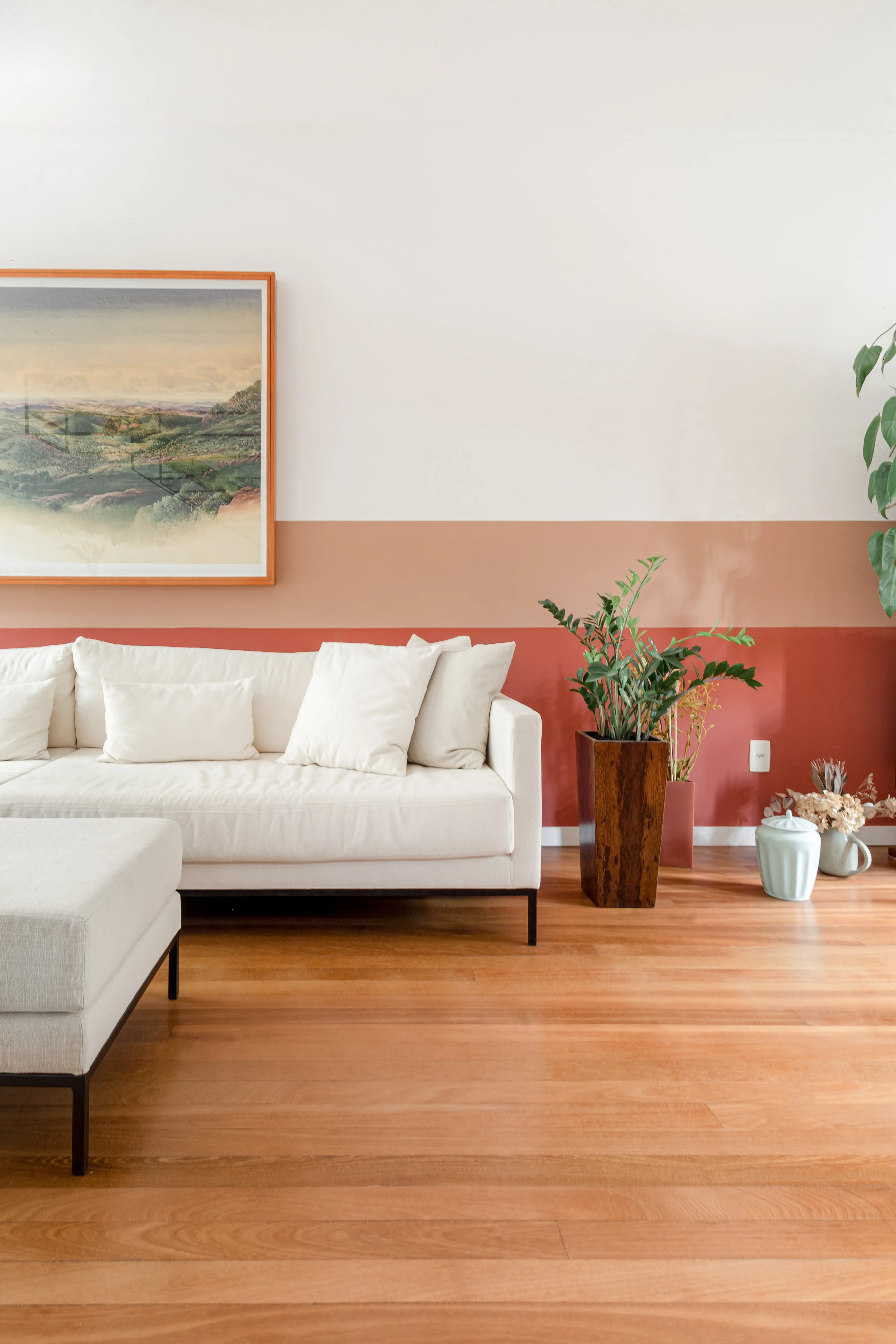 Ambiente interno com mobiliário design e elementos arquitetônicos marcantes - Fotografia de arquitetura por Pâmela Wille