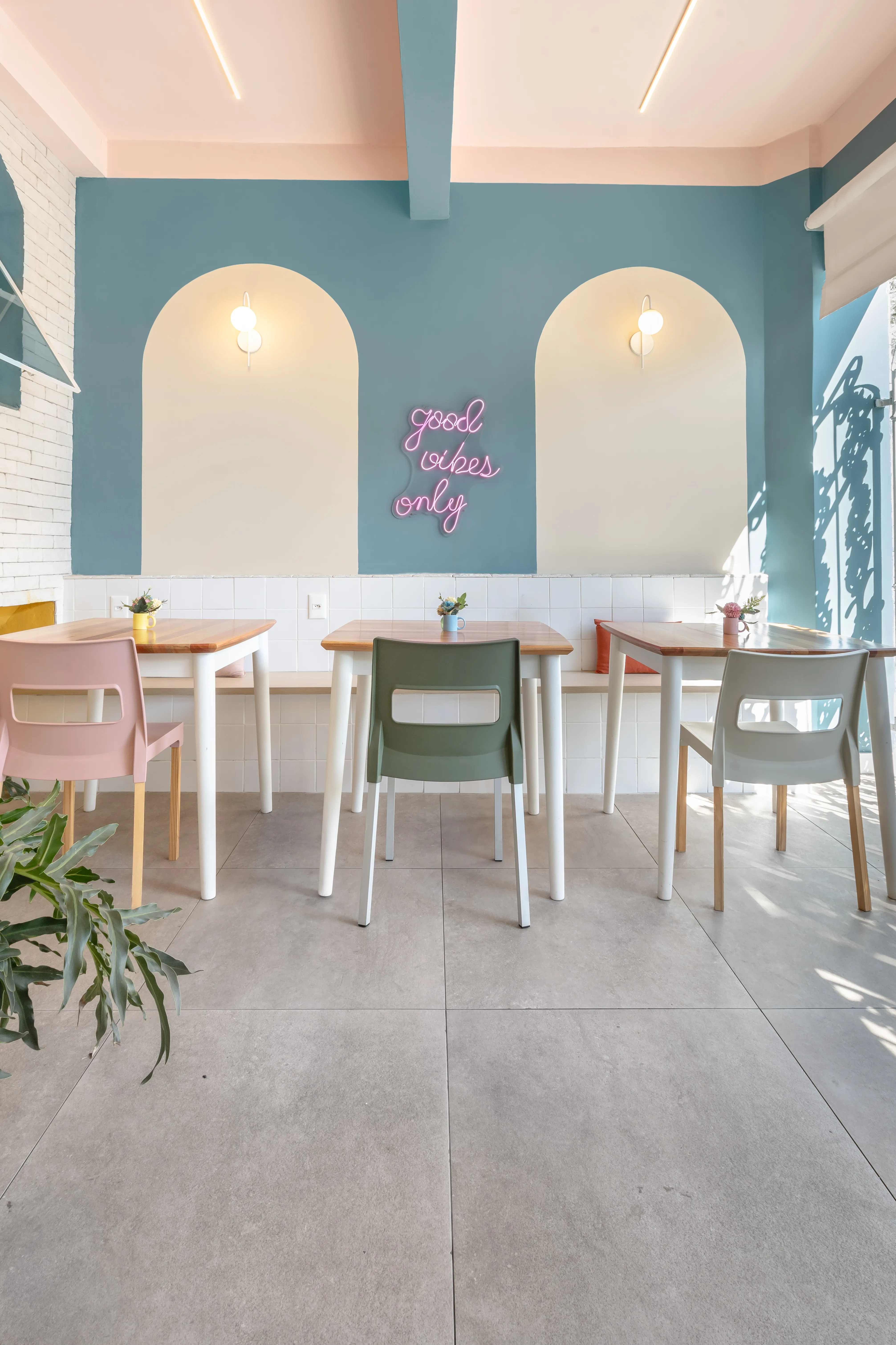 Sala de estar ampla com pé-direito alto e grandes aberturas - Fotografia de arquitetura por Pâmela Wille