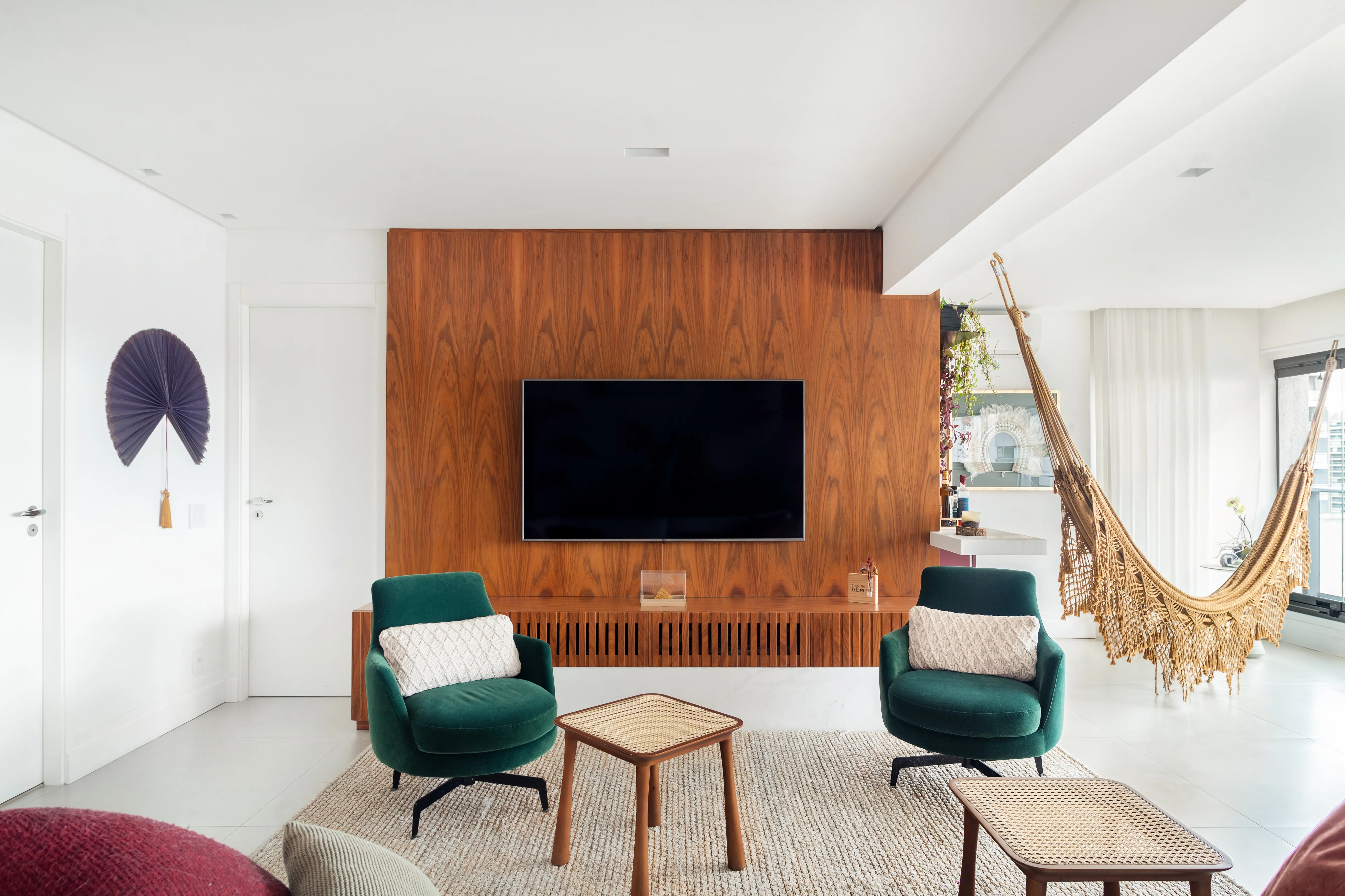 Ambiente interno com iluminação natural e mobiliário exclusivo - Fotografia de arquitetura por Pâmela Wille