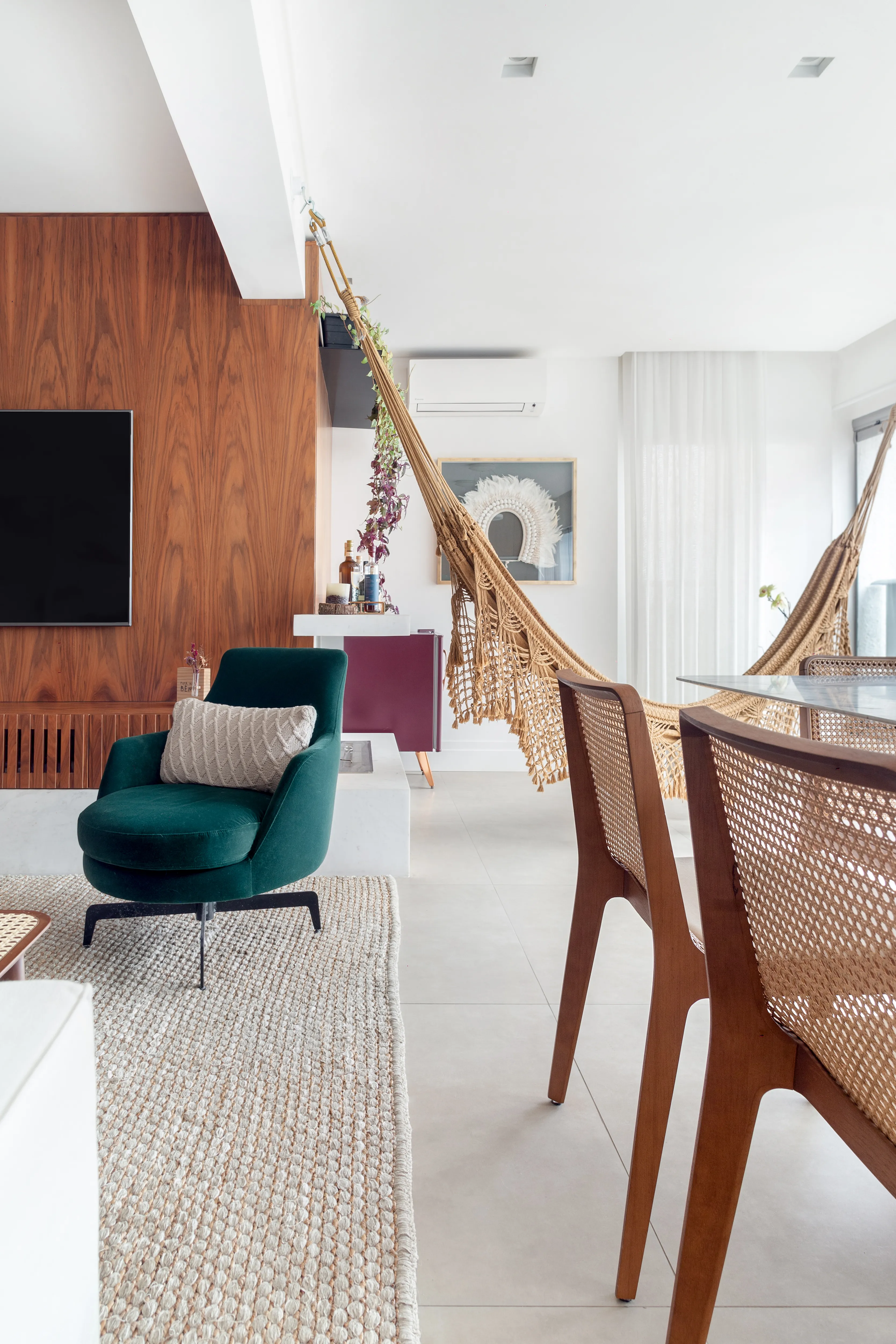 Interior moderno com design clean e elementos arquitetônicos contemporâneos - Fotografia de arquitetura por Pâmela Wille