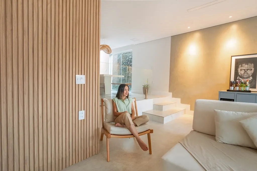 Interior residencial com texturas contrastantes e paleta de cores harmoniosa - Fotografia de arquitetura por Pâmela Wille