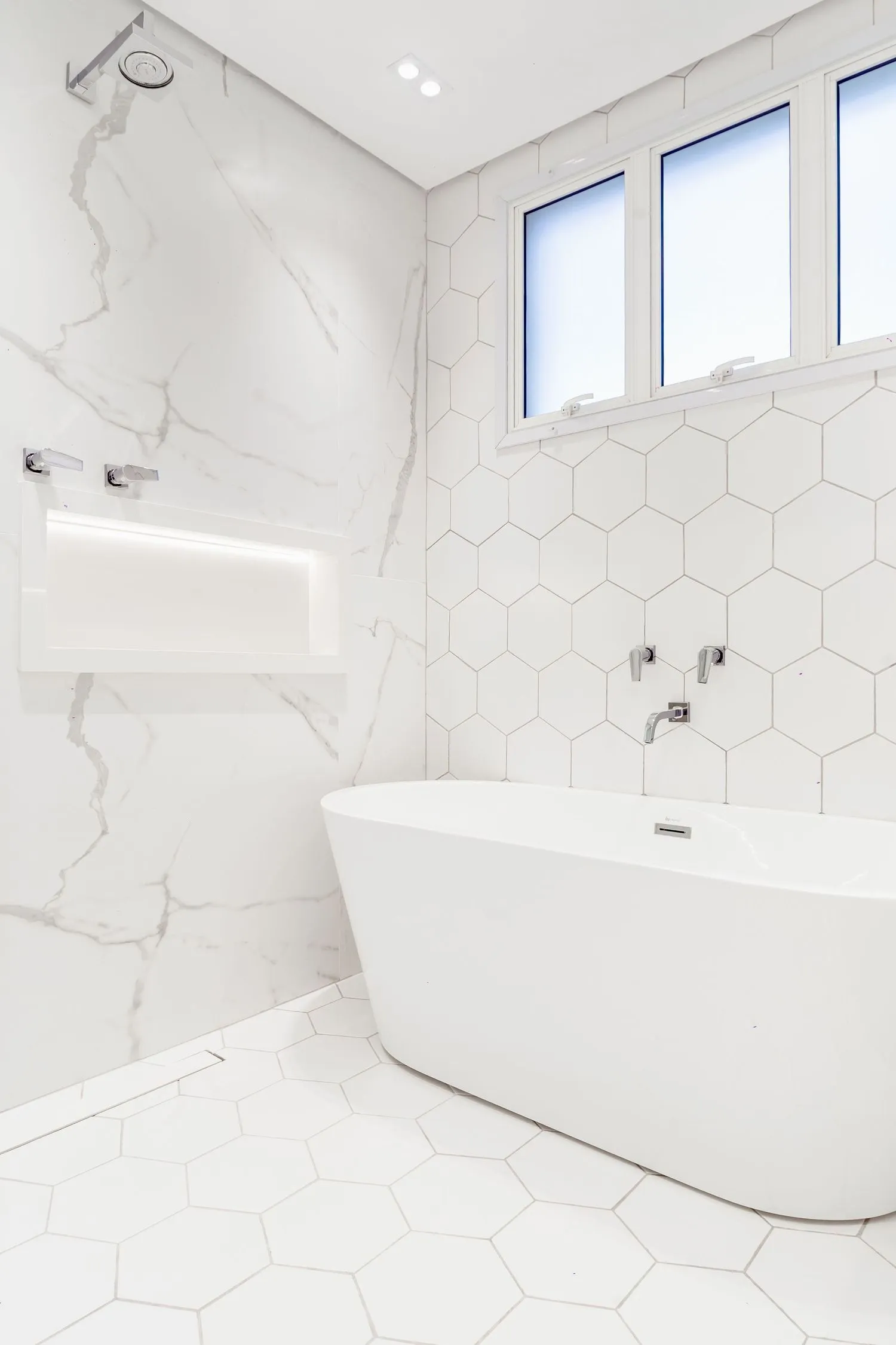 Ambiente residencial com design minimalista e acabamentos premium - Fotografia de arquitetura por Pâmela Wille